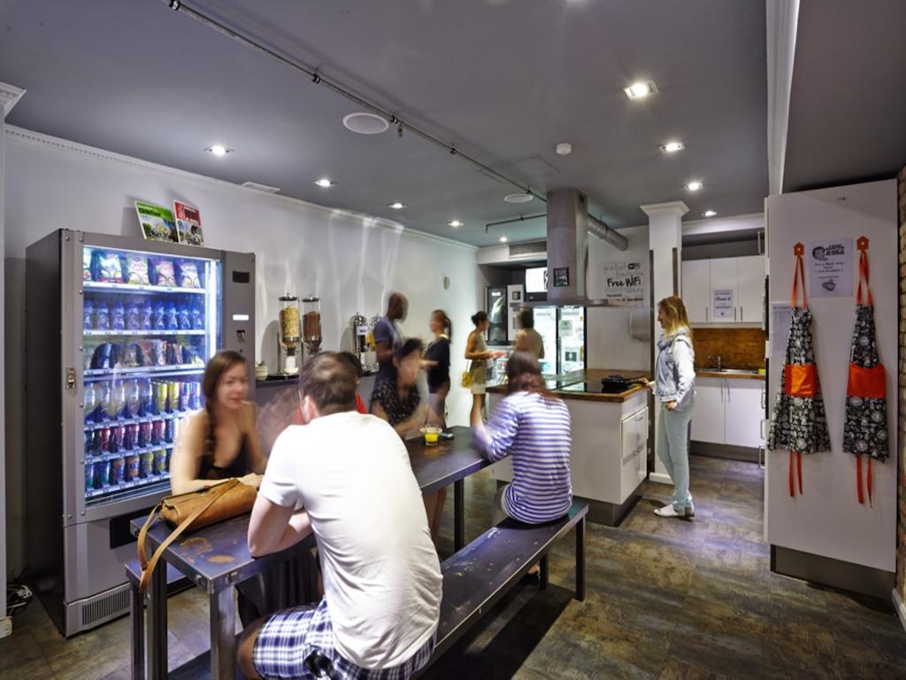 ברצלונה Black Swan Hostel מראה חיצוני תמונה